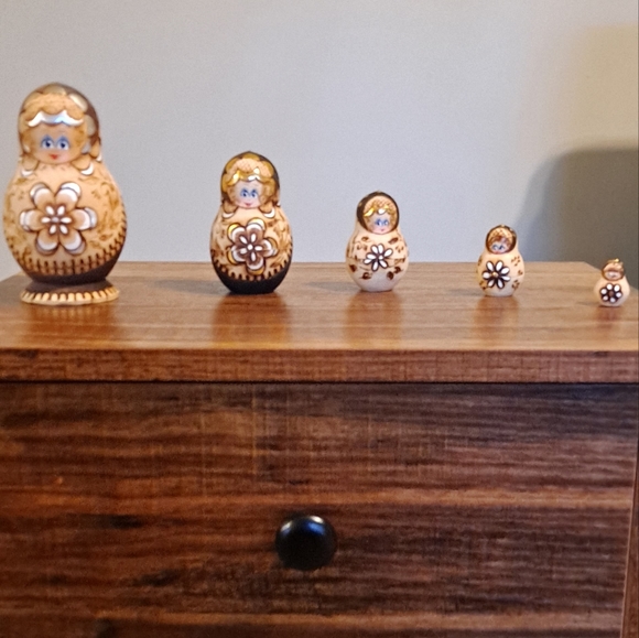 π Hand-Painted Russian Nesting Dolls - Picture 3 of 7